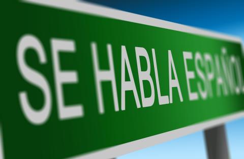 Sign reading "Se habla espanol."