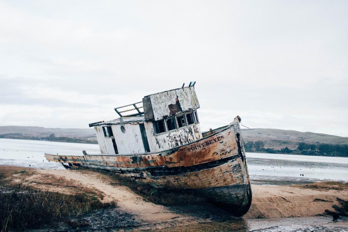 Picture of shipwreck on sand.